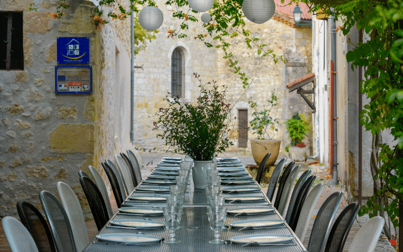 Table dressée sur la terrasse de Lagraulet-du-Gers