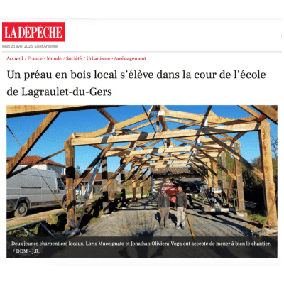 Un préau en bois local dans la cour